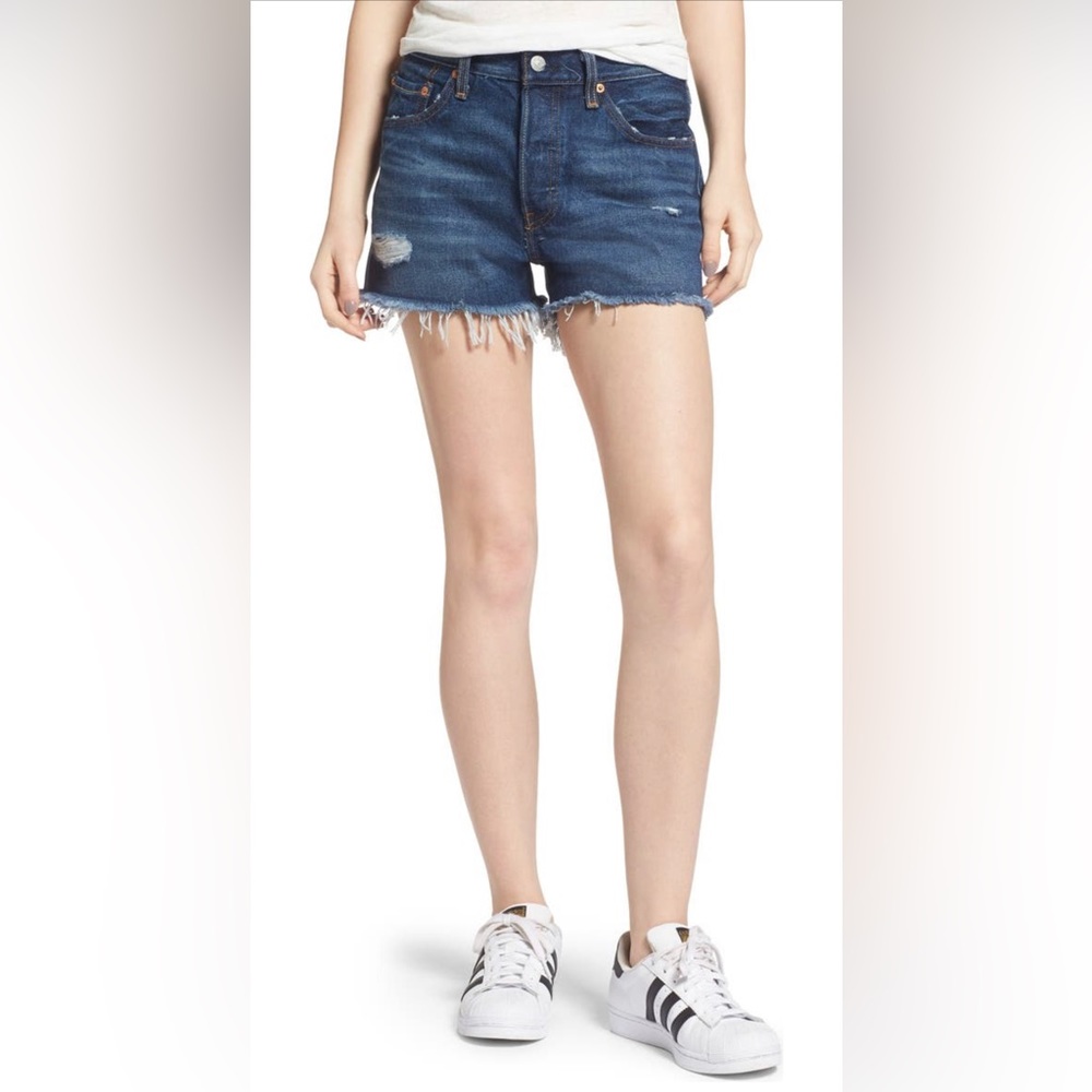 Levi’s / 501 Denim Shorts / Whiskered Blue Wash / Size 28